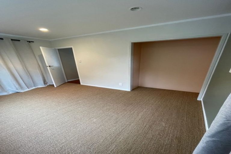 Photo of property in 17 Wernham Place, Northcote, Auckland, 0626