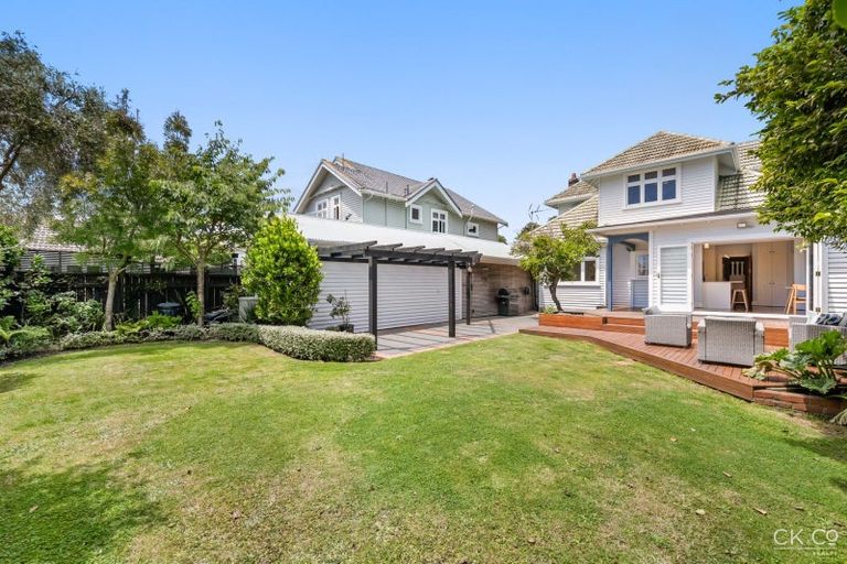 Photo of property in 17 Saint Albans Grove, Woburn, Lower Hutt, 5010