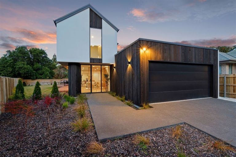 Photo of property in 17 Aratoro Place, Mount Pleasant, Christchurch, 8081