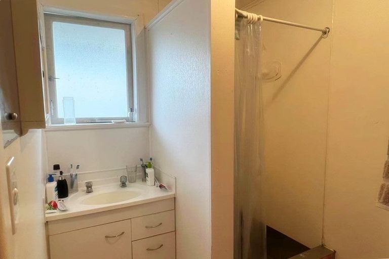 Photo of property in 81 Pupuke Road, Northcote, Auckland, 0627