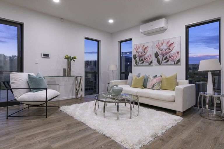 Photo of property in 2 Paparahi Place, Wainui, Silverdale, 0992