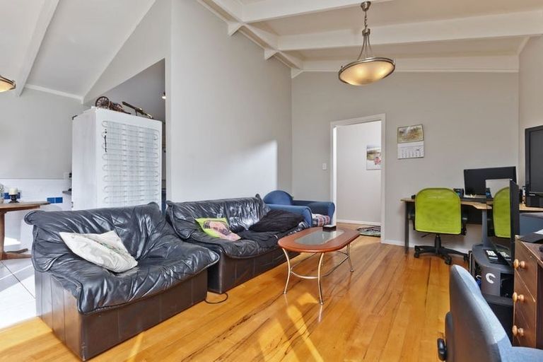 Photo of property in 74 Eskdale Road, Birkdale, Auckland, 0626