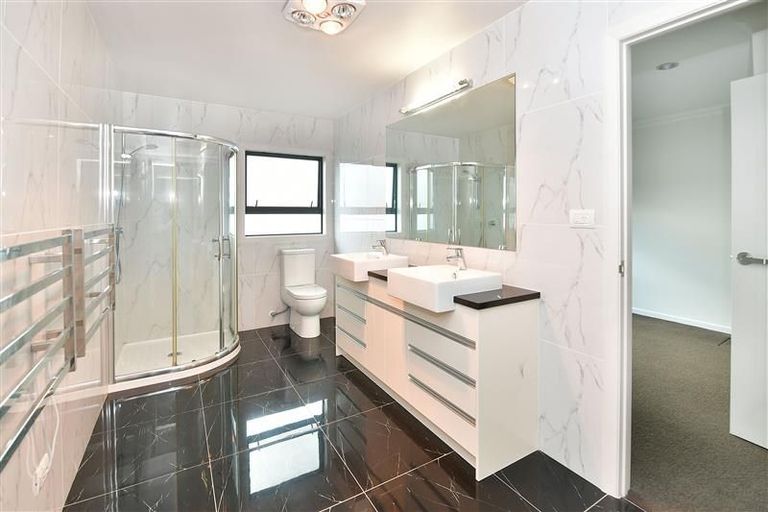 Photo of property in 16 Fernhill Way, Oteha, Auckland, 0632