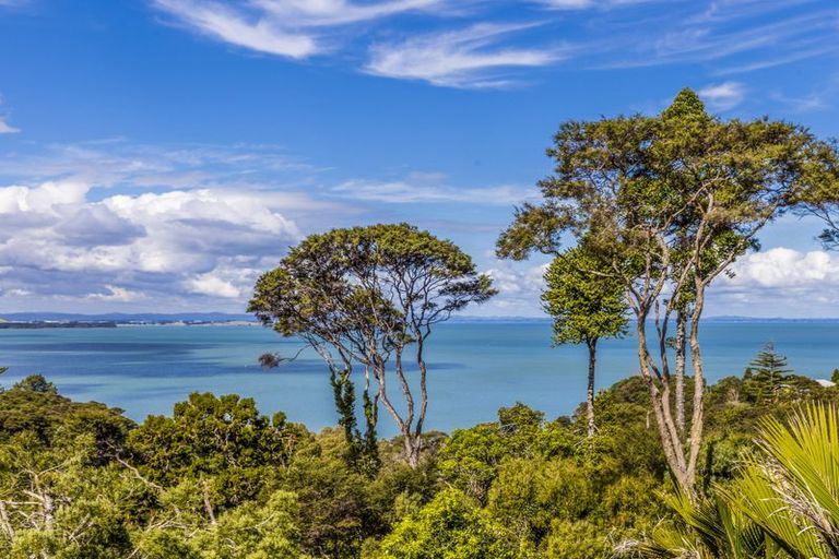 Photo of property in 43 Takahe Road, Titirangi, Auckland, 0604