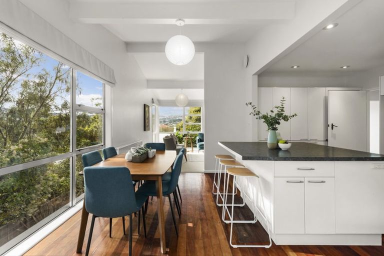 Photo of property in 71 Churton Drive, Churton Park, Wellington, 6037