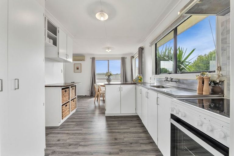 Photo of property in 33 Riversdale Drive, Merrilands, New Plymouth, 4312