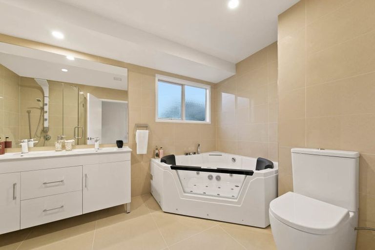 Photo of property in 18 Burgundy Park Avenue, Henderson, Auckland, 0612