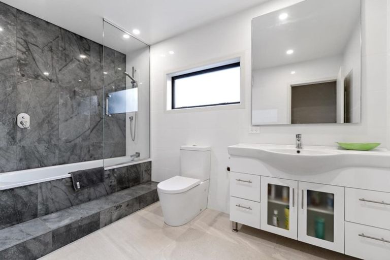 Photo of property in 24 Tiri Road, Milford, Auckland, 0620