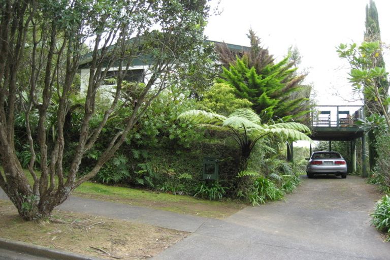 Photo of property in 11 Lindaver Grove, Merrilands, New Plymouth, 4312