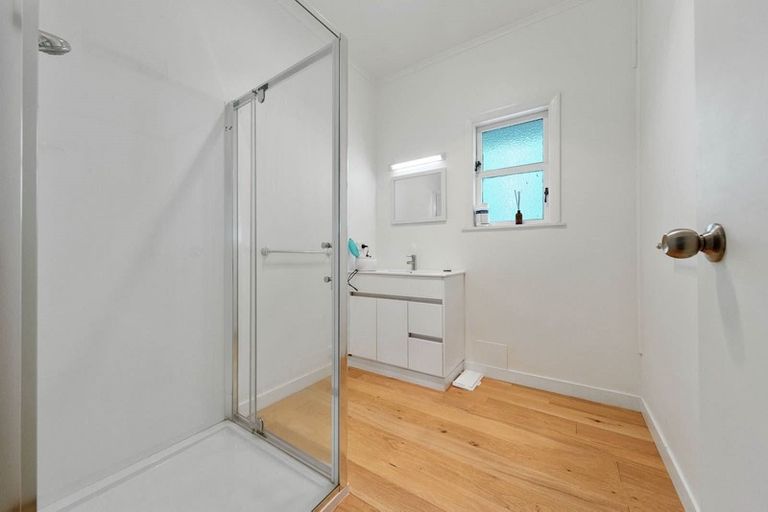 Photo of property in 1/28 Uxbridge Road, Mellons Bay, Auckland, 2014