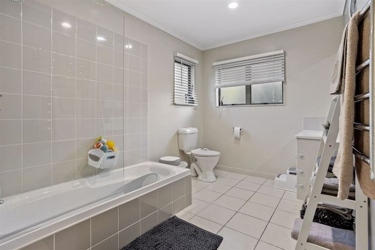 Photo of property in 31 Quincey Place, Massey, Auckland, 0614