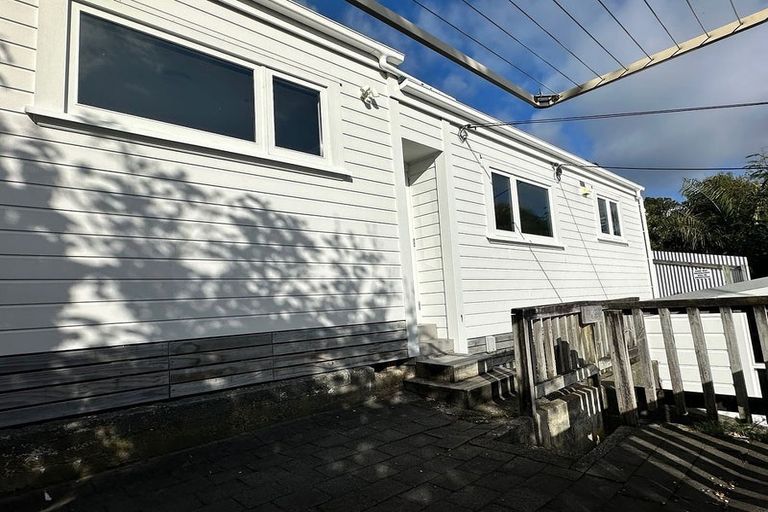Photo of property in 8 Alameda Terrace, Aro Valley, Wellington, 6021