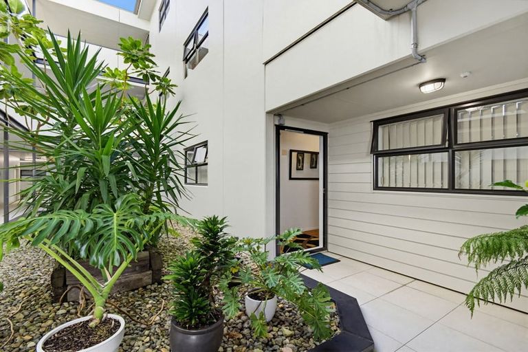 Photo of property in 2/124 Stancombe Road, Flat Bush, Auckland, 2016