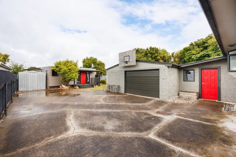 Photo of property in 2 Pukatea Place, Milson, Palmerston North, 4414