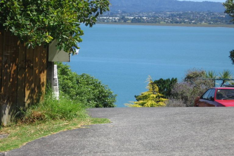 Photo of property in 2/33-35 Teal Crescent, Beach Haven, Auckland, 0626