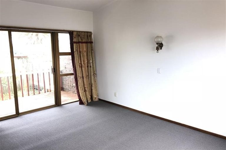 Photo of property in 5 Makepiece Place, Chatswood, Auckland, 0626