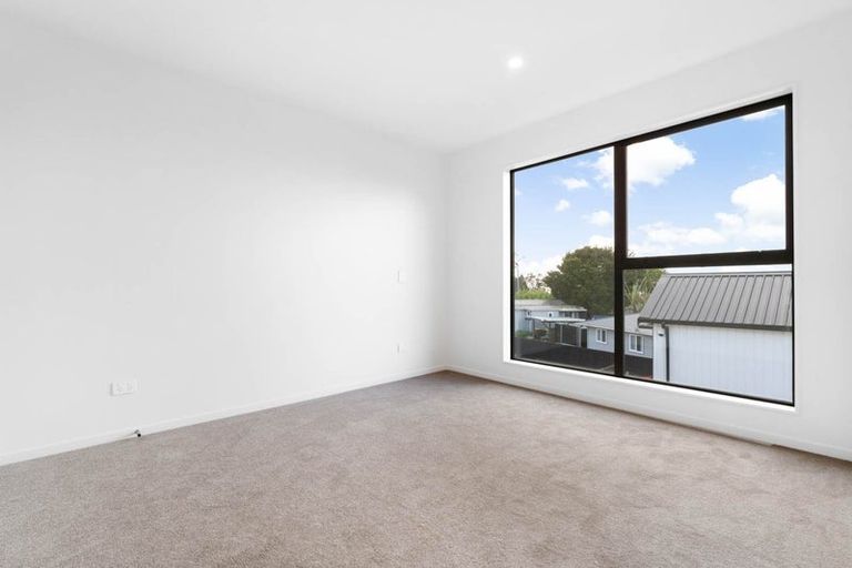 Photo of property in 5/107 Hobsonville Road, West Harbour, Auckland, 0618