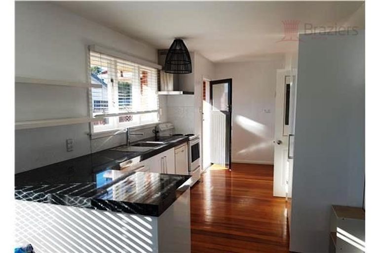 Photo of property in 338 Memorial Avenue, Burnside, Christchurch, 8053