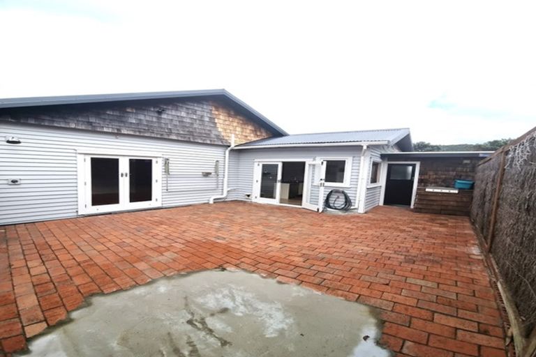 Photo of property in 122a Apu Crescent, Lyall Bay, Wellington, 6022