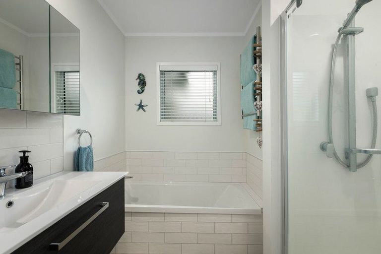 Photo of property in 52 Papaunahi Road, Bowentown, Waihi Beach, 3177