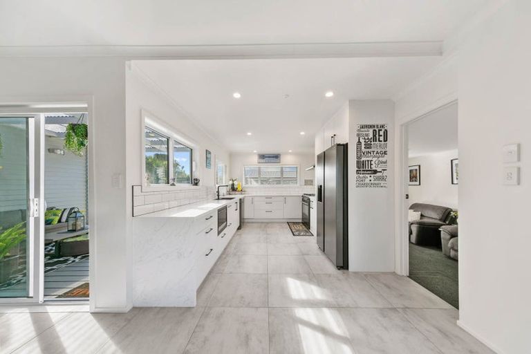 Photo of property in 84 Shaw Road, Oratia, Auckland, 0604