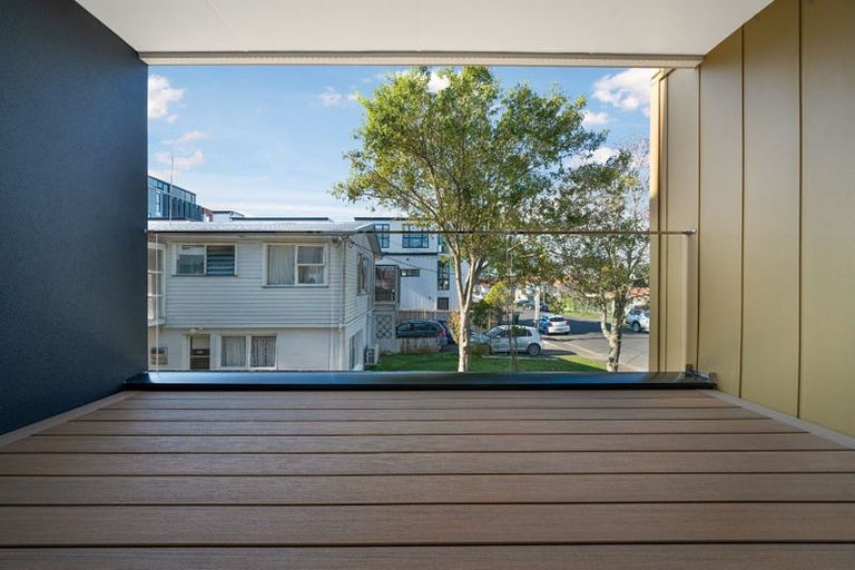 Photo of property in 9 Lomond Street, Newlands, Wellington, 6037