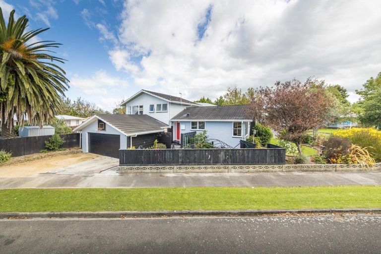 Photo of property in 11 Catlins Crescent, Milson, Palmerston North, 4414
