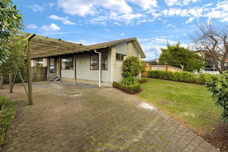 Photo of property in 21 Clivedon Place, Redwood, Christchurch, 8051