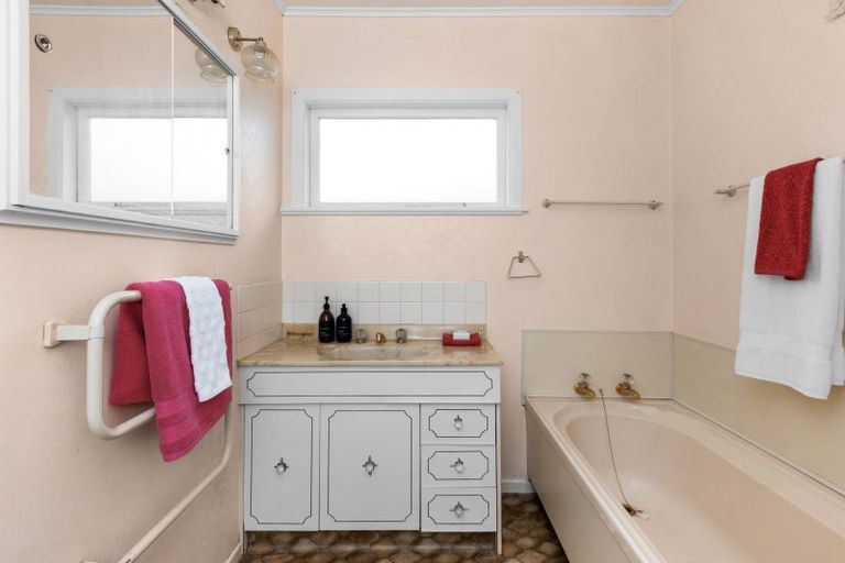 Photo of property in 6 Balmoral Street, Taradale, Napier, 4112