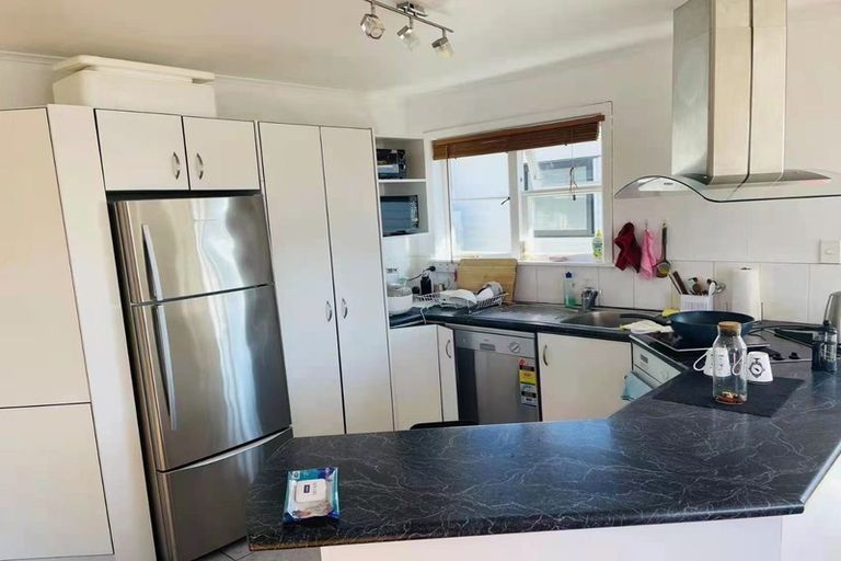 Photo of property in 10 Crystal Avenue, Glendene, Auckland, 0602