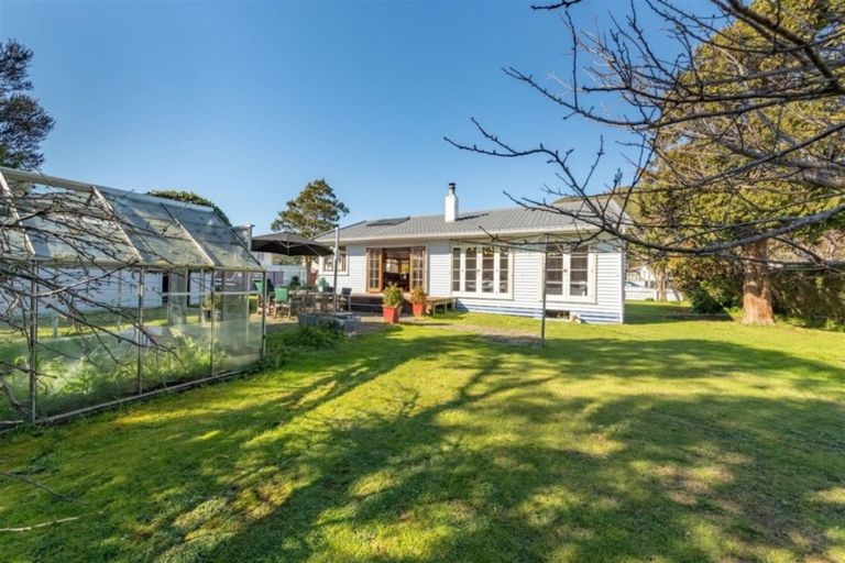 Photo of property in 2 Whakataki Grove, Waiwhetu, Lower Hutt, 5010