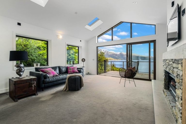 Photo of property in 62 Cedar Drive, Kelvin Heights, Queenstown, 9300