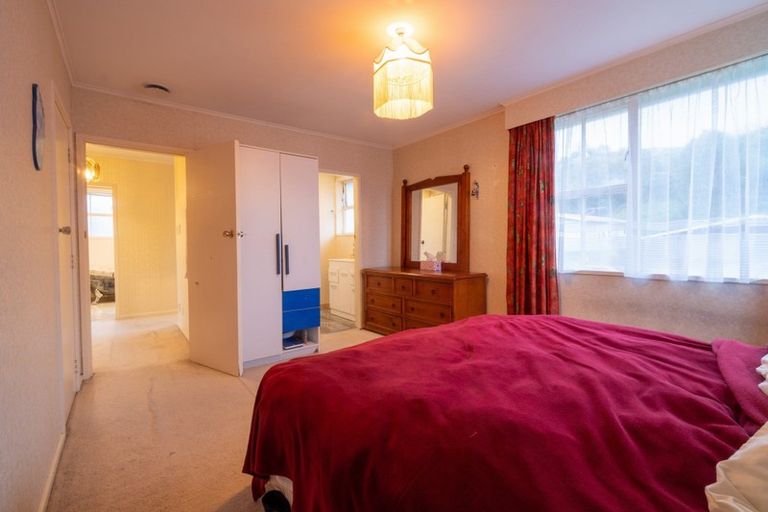 Photo of property in 15 Rembrandt Avenue, Tawa, Wellington, 5028