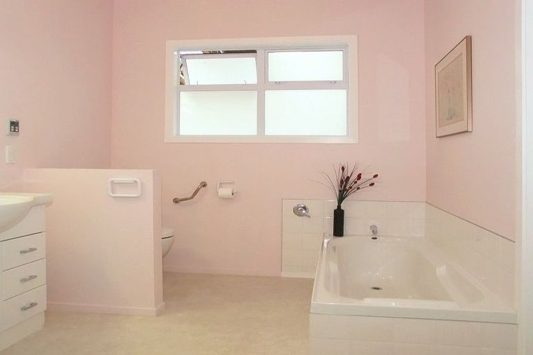 Photo of property in 28 Lincoln Avenue, Tawa, Wellington, 5028