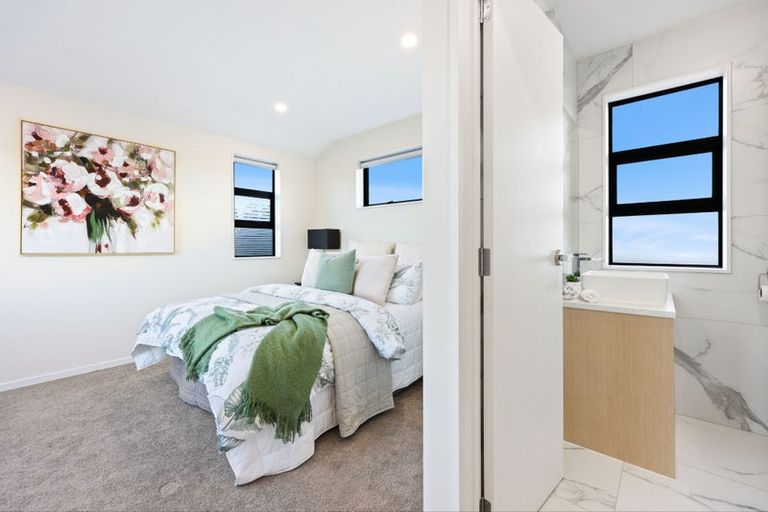 Photo of property in 33a Jillteresa Crescent, Half Moon Bay, Auckland, 2012