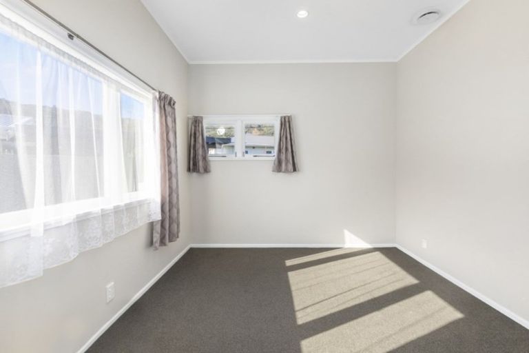 Photo of property in 33 Tawhai Street, Stokes Valley, Lower Hutt, 5019