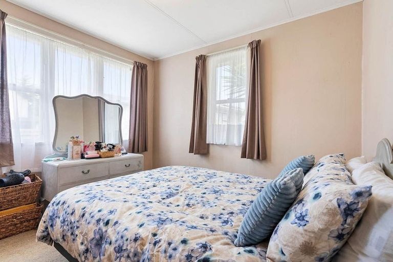 Photo of property in 9 Mavis Place, Beach Haven, Auckland, 0626
