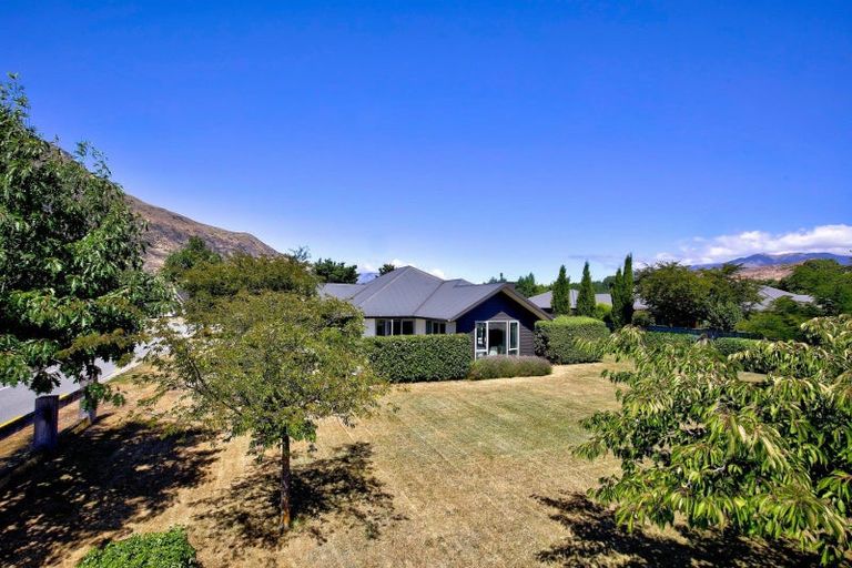 Photo of property in 23 Bridesdale Drive, Lake Hayes, Queenstown, 9304