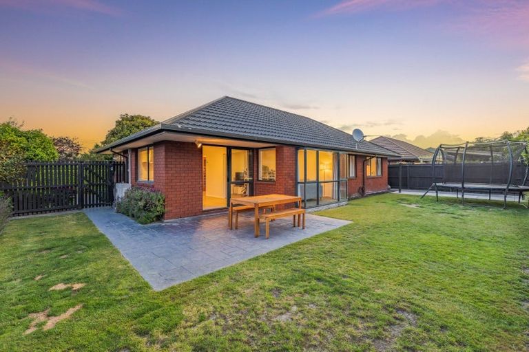 Photo of property in 15 Farquhars Road, Redwood, Christchurch, 8051