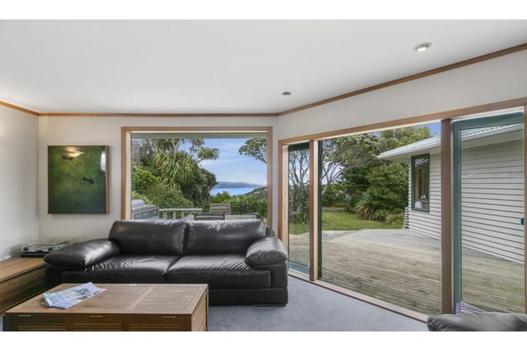 Photo of property in 204 Miromiro Road, Normandale, Lower Hutt, 5010