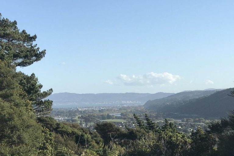 Photo of property in 32 Whitechapel Grove, Stokes Valley, Lower Hutt, 5019