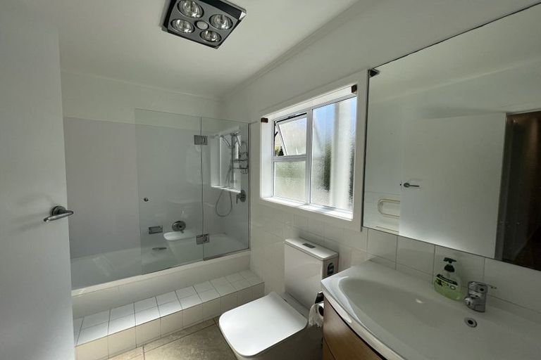 Photo of property in 31 Creamer Avenue, Belmont, Auckland, 0622