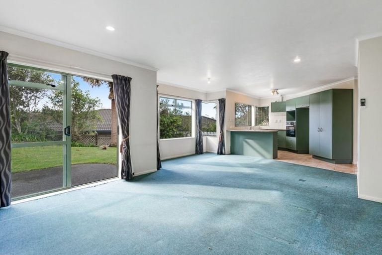 Photo of property in 86 Roberta Crescent, Orewa, 0931