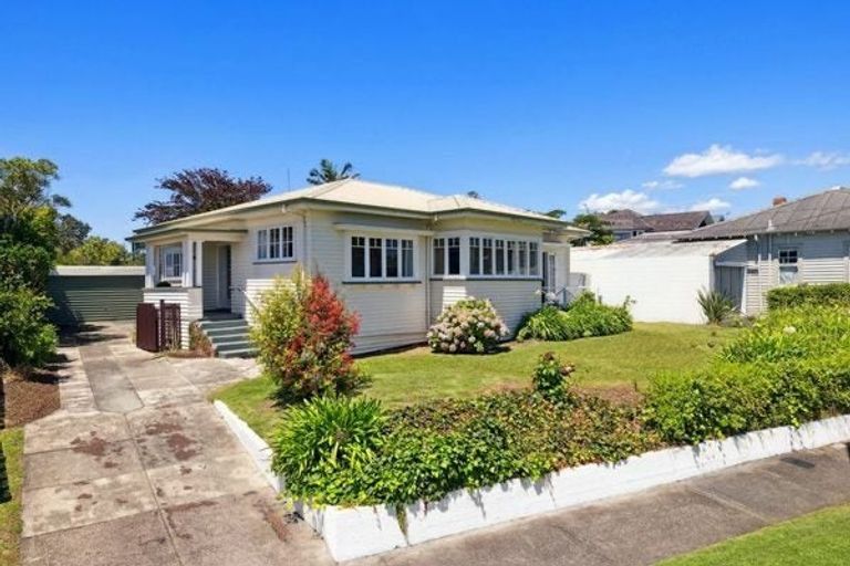 Photo of property in 3 Marine Terrace, Bayswater, Auckland, 0622