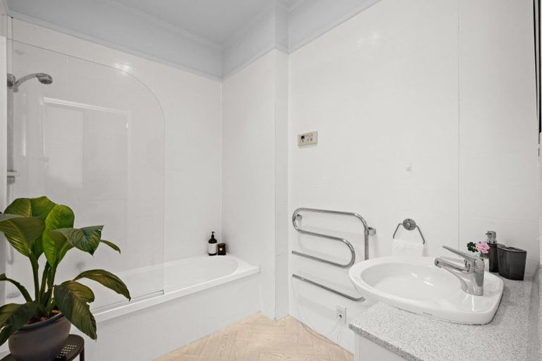 Photo of property in 24 Brewster Street, Bluff Hill, Napier, 4110