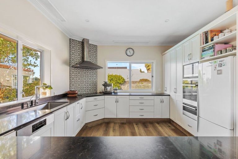 Photo of property in 305 Mangorei Road, Merrilands, New Plymouth, 4312