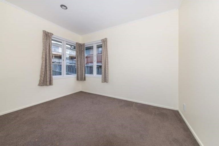 Photo of property in 17 Alma Street, Te Atatu South, Auckland, 0610