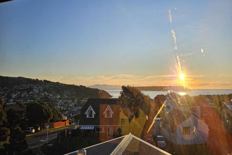 Photo of property in 114 Gloaming Hill, Titahi Bay, Porirua, 5022