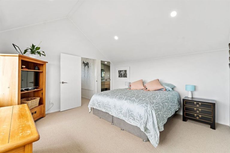 Photo of property in 52 Waiora Road, Stanmore Bay, Whangaparaoa, 0932