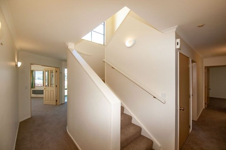 Photo of property in 27 Derry Hill, Churton Park, Wellington, 6037